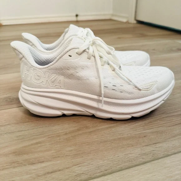 HOKA| EUC Clifton 9 Women's White Running Shoes in Size 8 - Picture 2 of 9